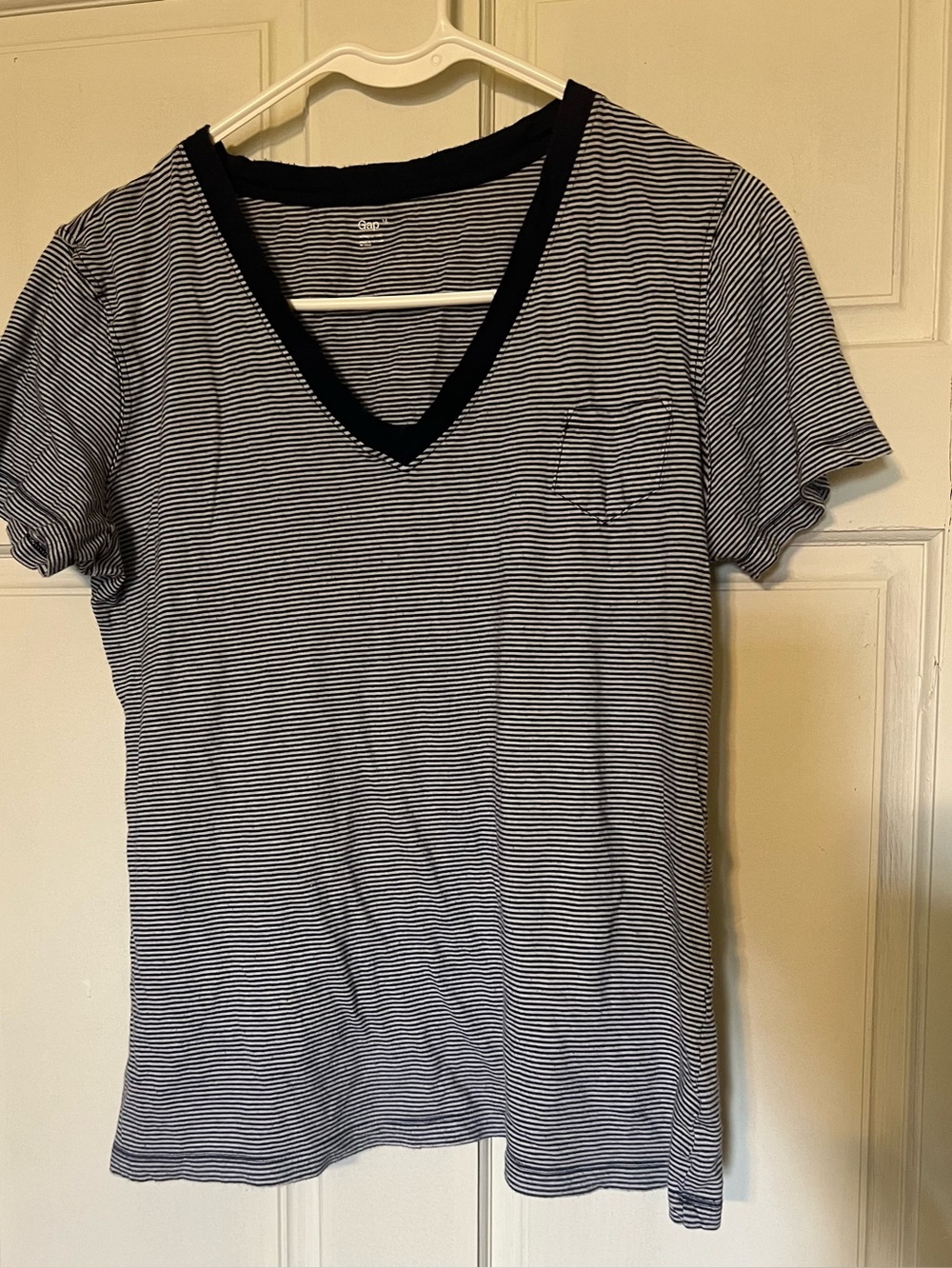 Women’s GAP Medium Whisper Thin Navy & White Striped Short Sleeve W/Pocket